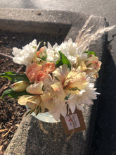 Load image into Gallery viewer, Small Bouquet